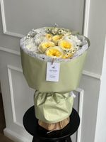 Букет сборный из кустовых пионовидных роз, ромашки и хризантемы