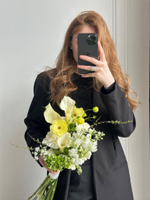 Свадебный букет из калл, спиреи, ранункулюсов, маттиолы и диантусов