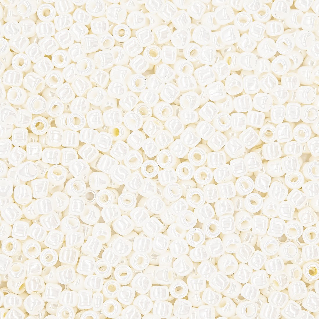 Японский бисер TOHO Round 11/0 (№122), кремовый глянцевый