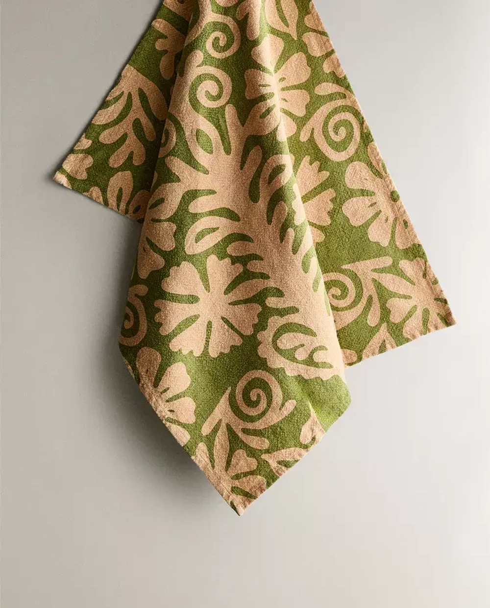 ZARA HOME X NANUSHKA ЛЬНЯНОЕ ПОЛОТЕНЦЕ С ЦВЕТОЧНЫМ РИСУНКОМ, РОЗОВЫЙ