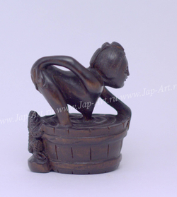 Нэцкэ Нагая красавица и лягушка (черная)