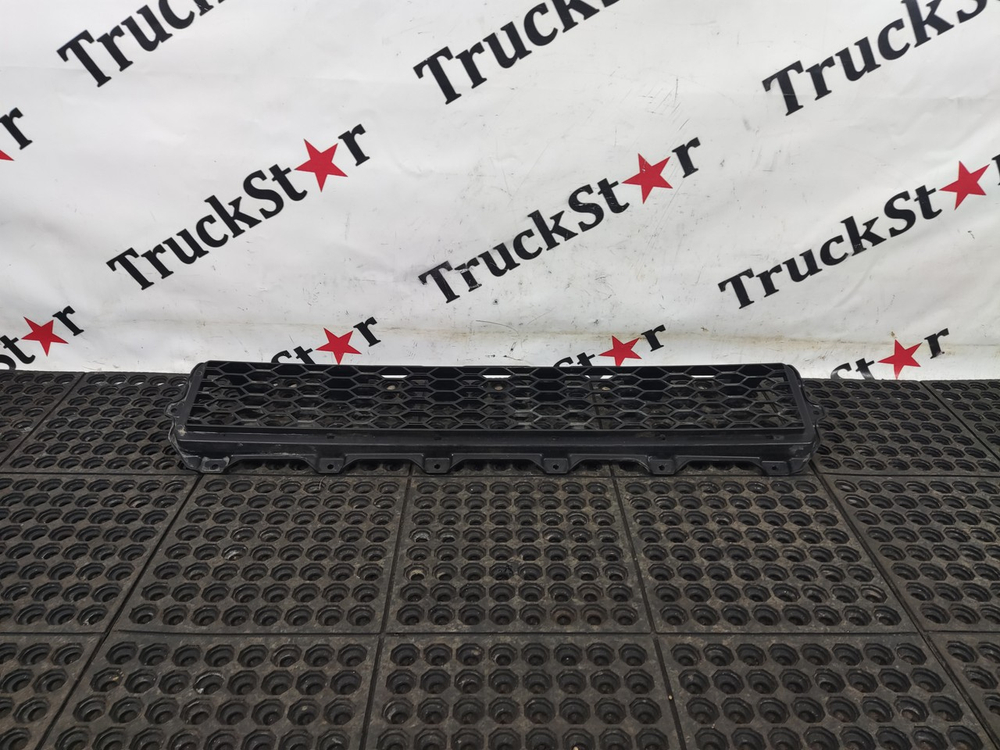 Решетка бампера верхняя 2023г