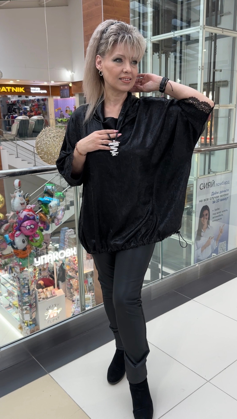 Нарядный черный блузон-туника с подвеской