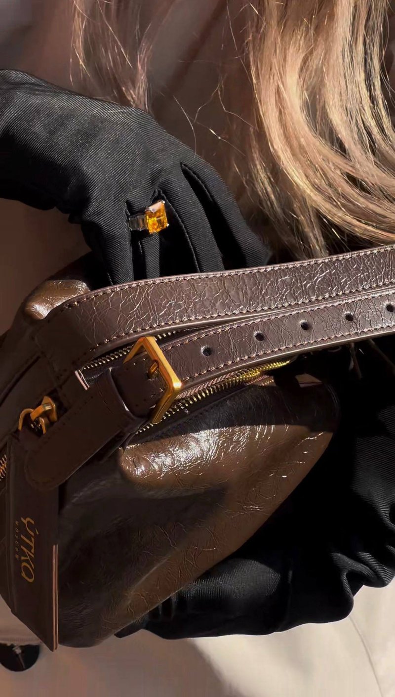 TYRA крем-шоколад - царапина вдоль шва 47