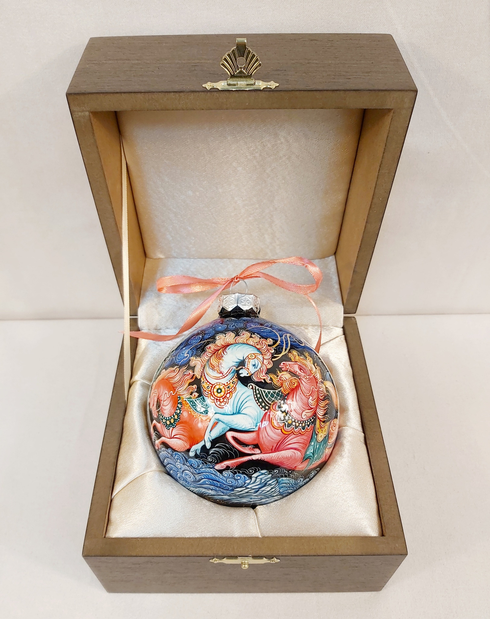 Шар новогодний с круговой росписью "Тройка" в футляре