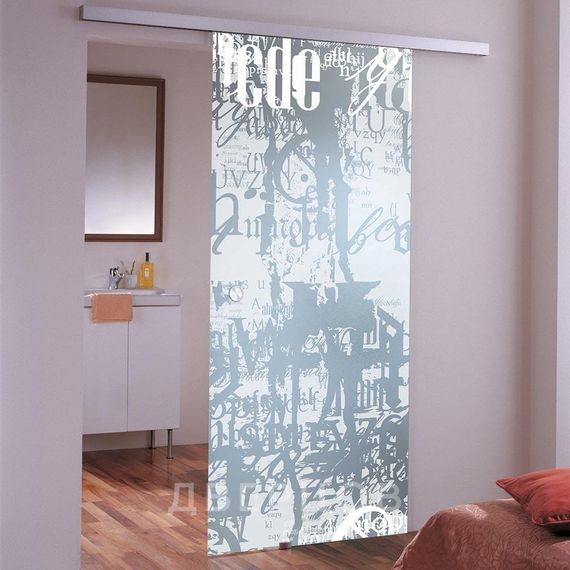 Фото стеклянной раздвижной двери Графитти в интерьере