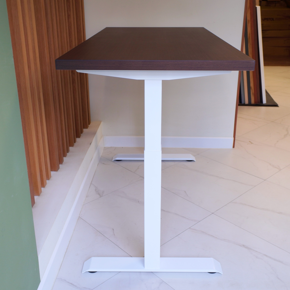 Регулируемый компьютерный стол Motor UP с регулировкой по высоте — столешница МДФ венге