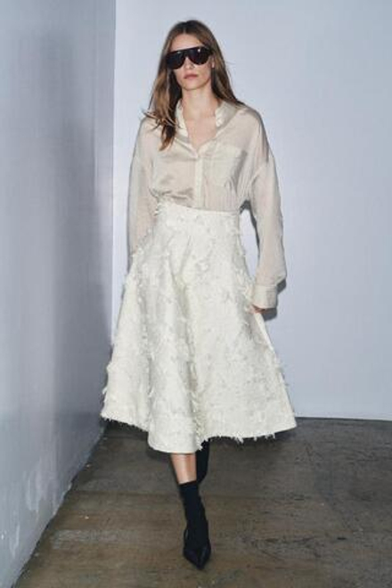 ZARA ЮБКА МИДИ ИЗ РЕЛЬЕФНОЙ ТКАНИ — ZW COLLECTION, ЭКРЮ