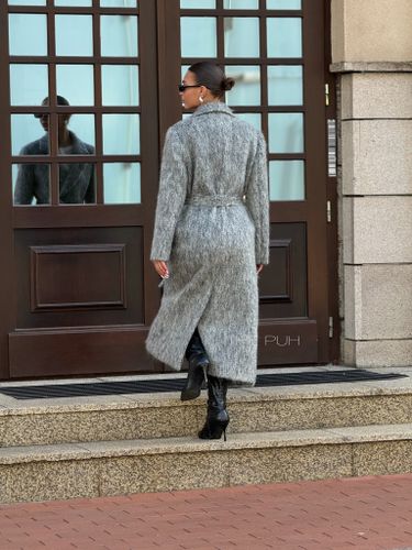 Серое двубортное пальто из шерсти с поясом