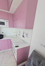 Яркая розовая кухня в эмали с современными аксессуарами