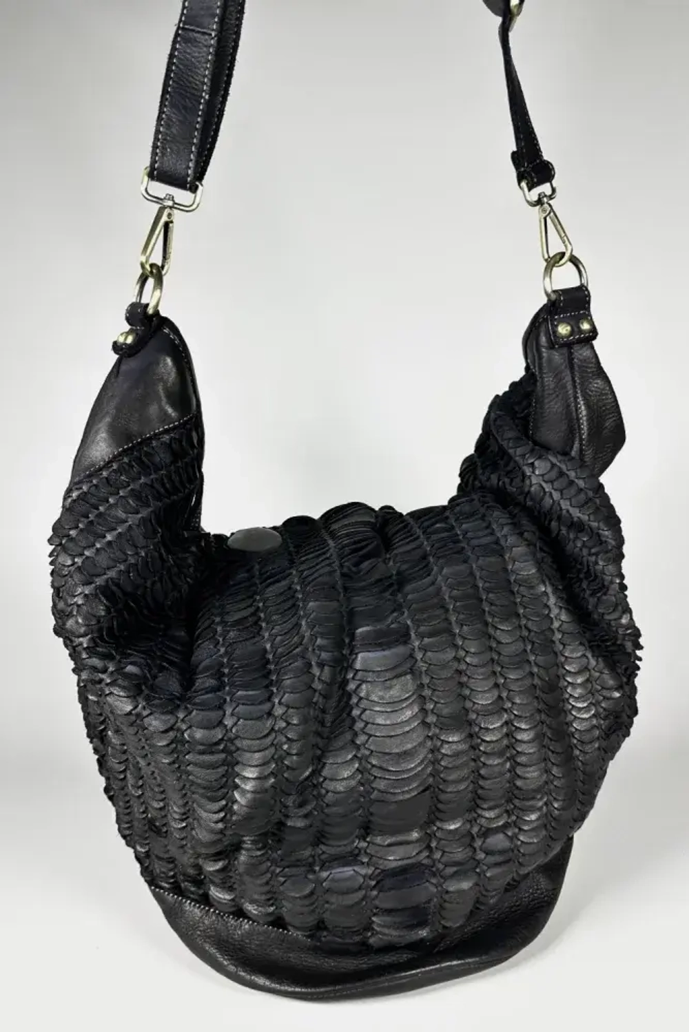 Женская большая плетеная сумка черного цвета