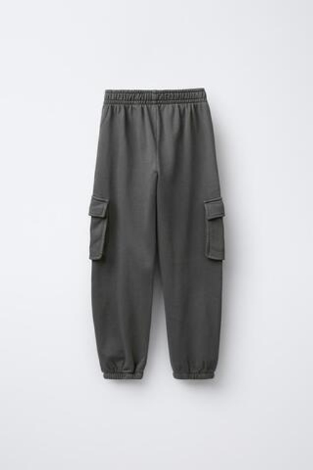 ZARA КОМПЛЕКТ ИЗ ТОЛСТОВКИ И БРЮК-ДЖОГГЕРОВ КАРГО С НАШИВКОЙ, МЯГКИЙ СЕРЫЙ