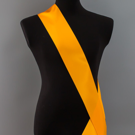 Лента наградная для конкурса красоты С НАНЕСЕНИЕМ. Цвет ленты ЖЁЛТО-ЗОЛОТЫЕ. Крепление булавка.