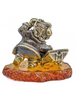 Бронзовая статуэтка на янтаре