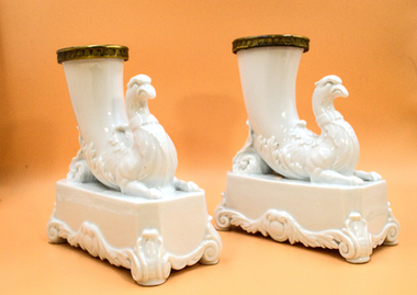 Пара фарфоровых ваз в форме ритона на постаменте. Фарфор, бронза. Франция. XIX в.