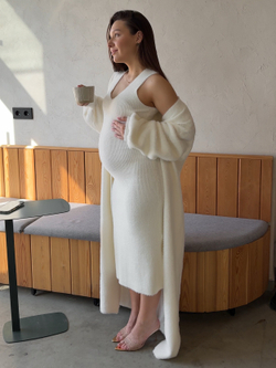 Платье вязаное, пушистое, средней длины, на лямках