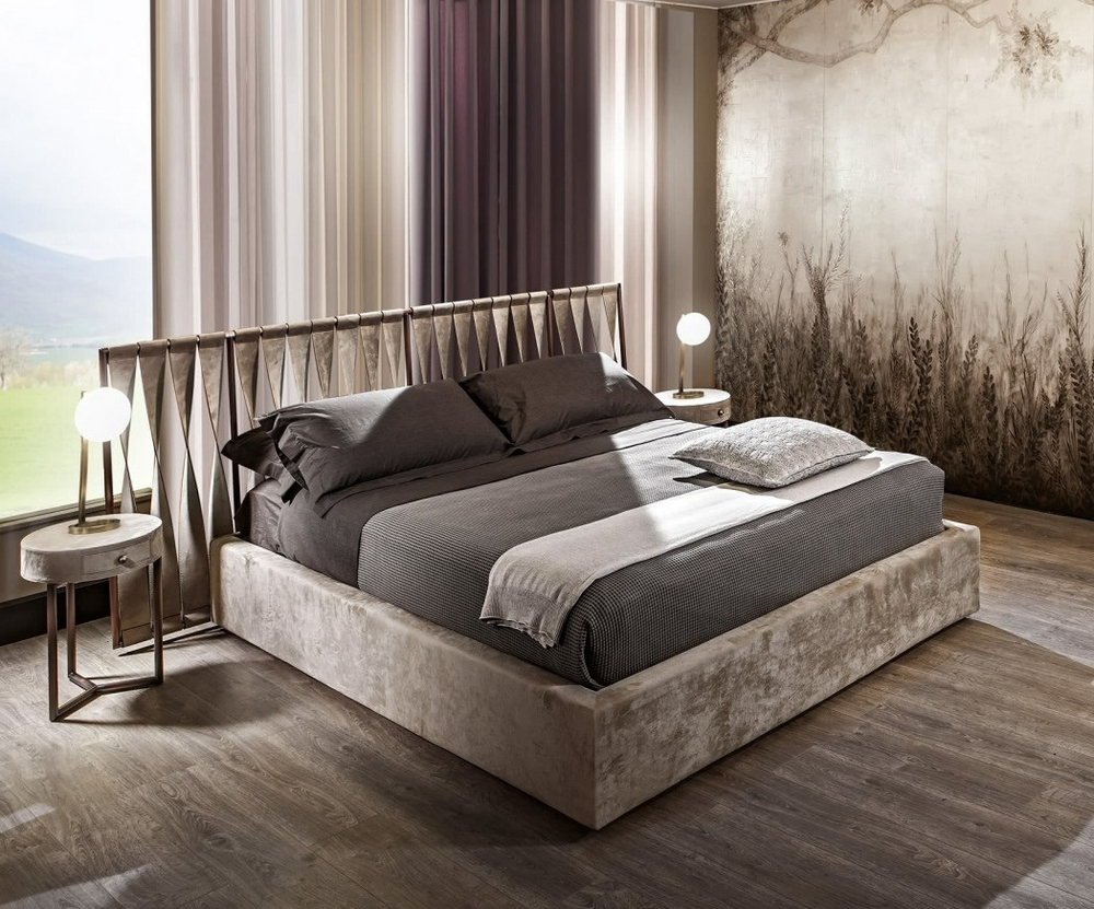 Двуспальная кровать с металлическим изголовьем