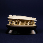 Двустворчатая раковина с миниатюрами внутри