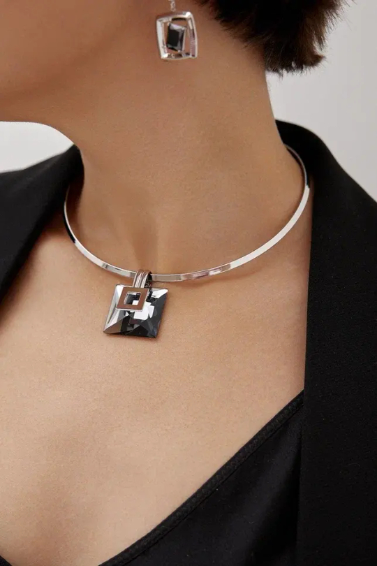 Колье квадратный серый кристалл на гривне, оттенок серебро