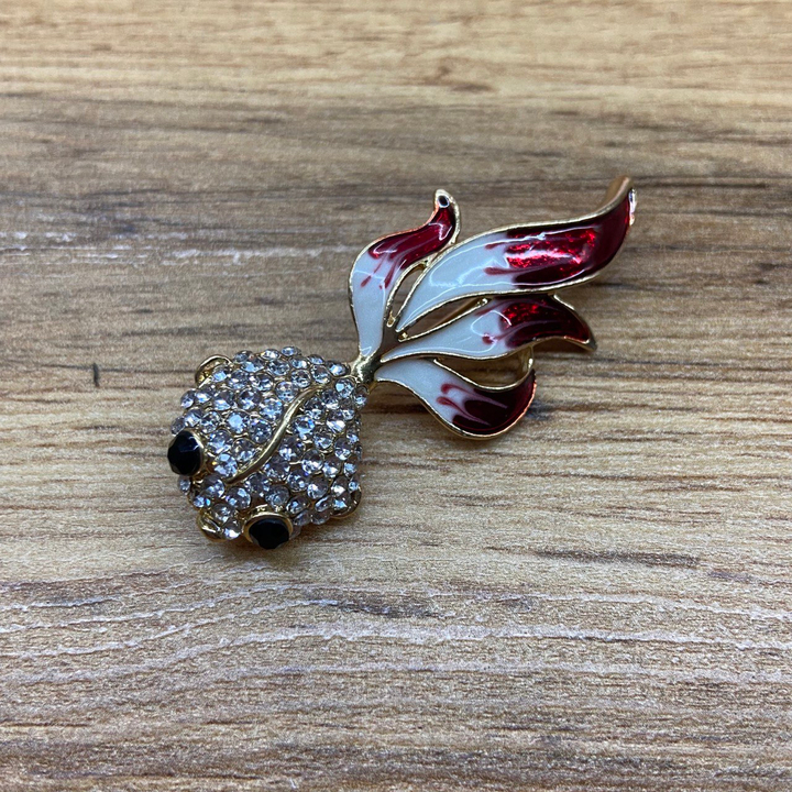 Брошь Золотая рыбка вуалехвостая эмаль красная с блестками белая со стразами металл золотистый