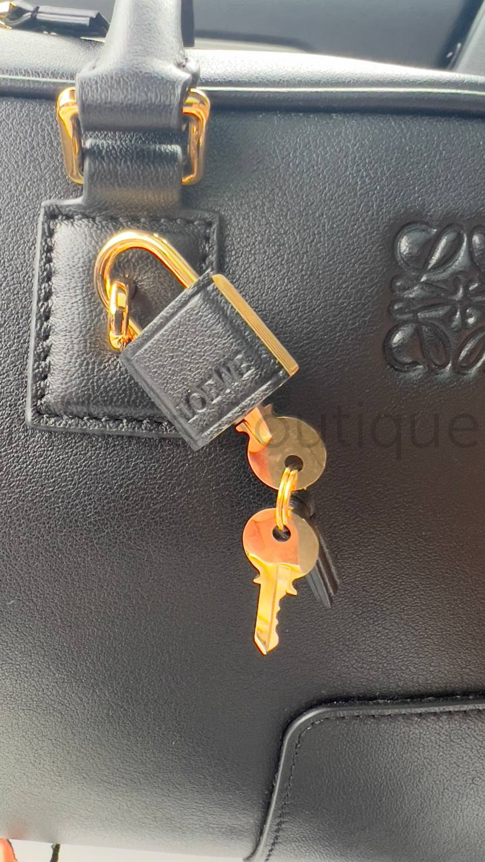Сумка Loewe Amazona 28 из телячьей кожи наппа черная