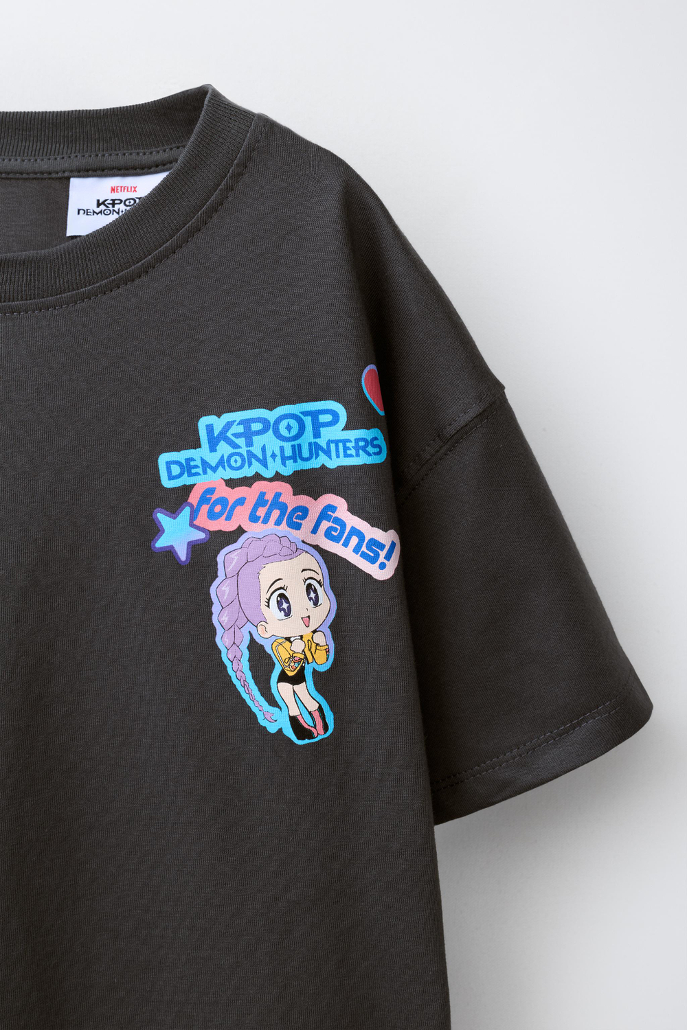 ZARA ФУТБОЛКА С ЭФФЕКТОМ ПОТЕРТОСТИ KPOP DEMON HUNTERS™ NETFLIX ©, АНТРАЦИТОВО-СЕРЫЙ