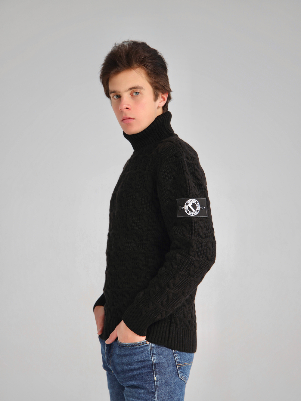 Свитер с патчем Город Горький черный