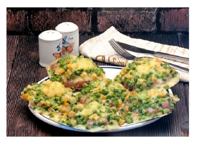 Котлеты, запечённые с горошком, морковью и сыром