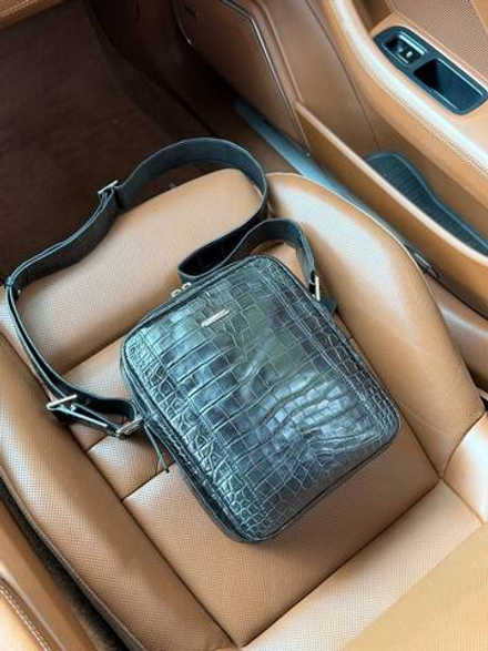 Сумка-мессенджер из кожи крокодила Zilli