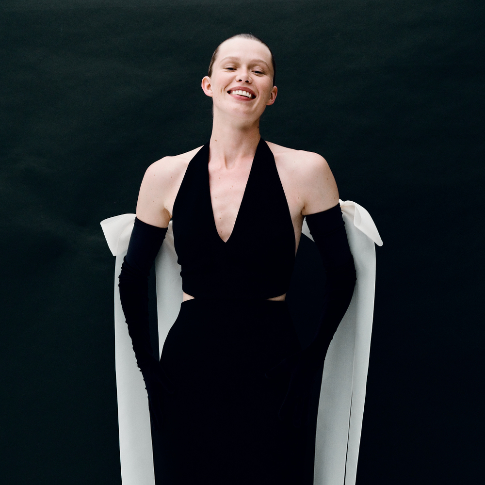 Черные перчатки с белыми бантами