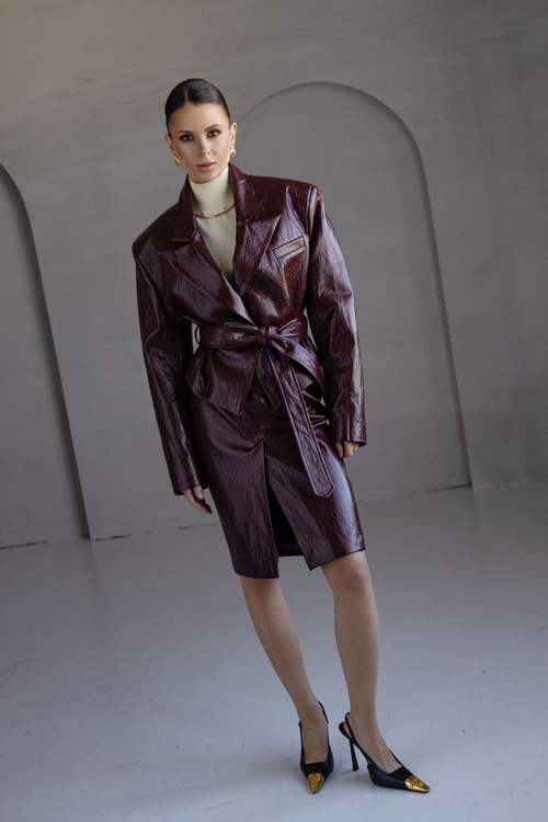 Жакет из экокожи укороченный с поясом бордовый