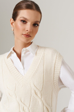 23092 Жилет женский (молочный)