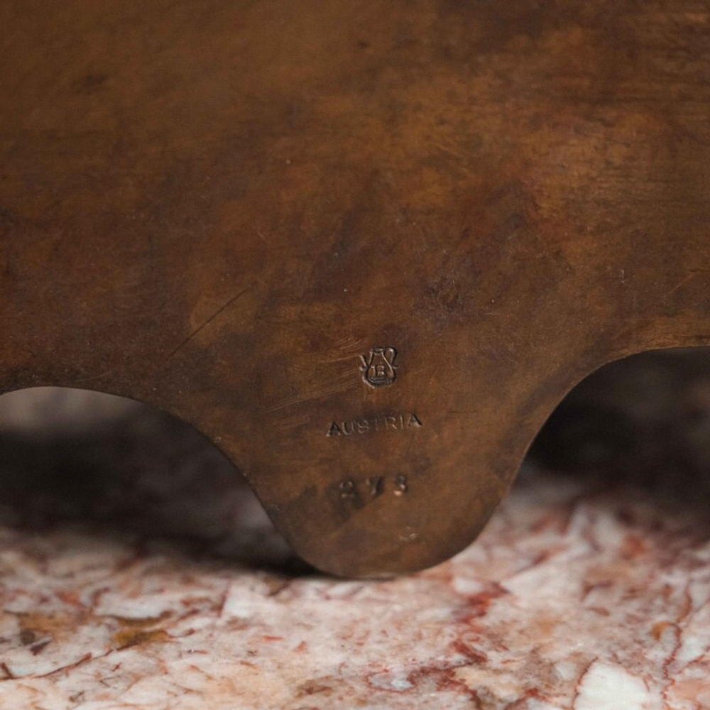 Бронзовая скульптура «Дама на софе»