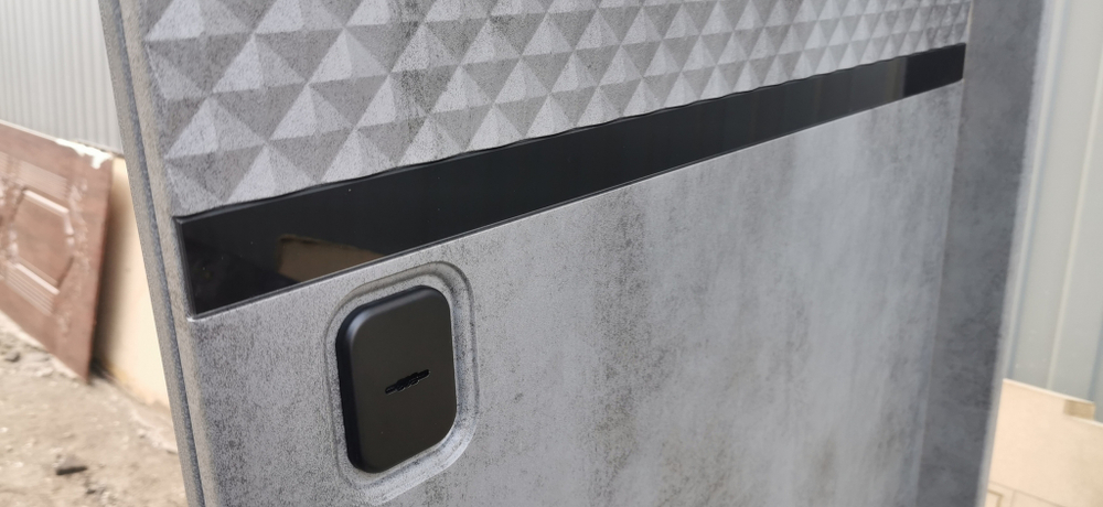 Входная металлическая дверь RеX (РЕКС) 15 Чешуя бетон темный, фурнитура ЧЕРНАЯ квадрат/ ФЛ-243 Силк сноу