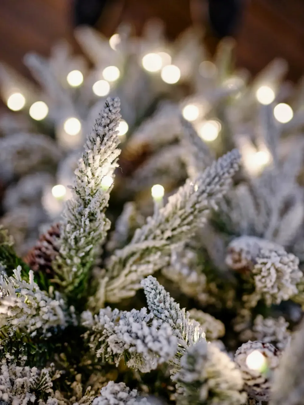 Заснеженная елка с гирляндой встроенной «ile Grande» (Литая+пвх) 180 см / 1,8 м