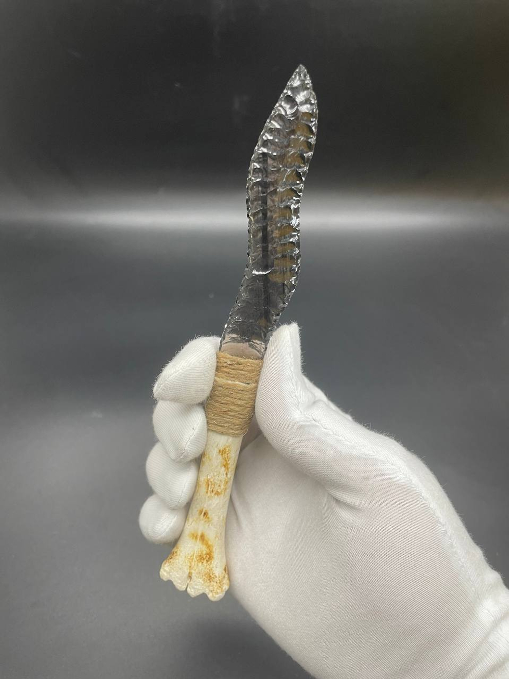 Обсидиановый клинок зигзаг с рукоятью из обожженной кости 17 см