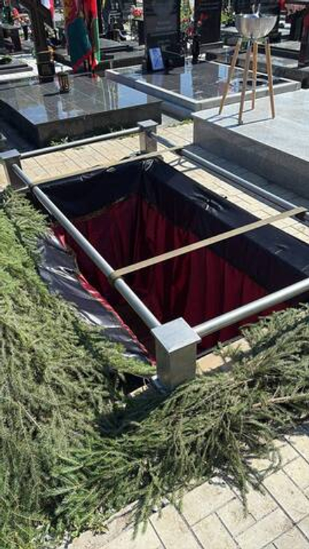 Декорирование земельного холма и могилы хвойным лапником.