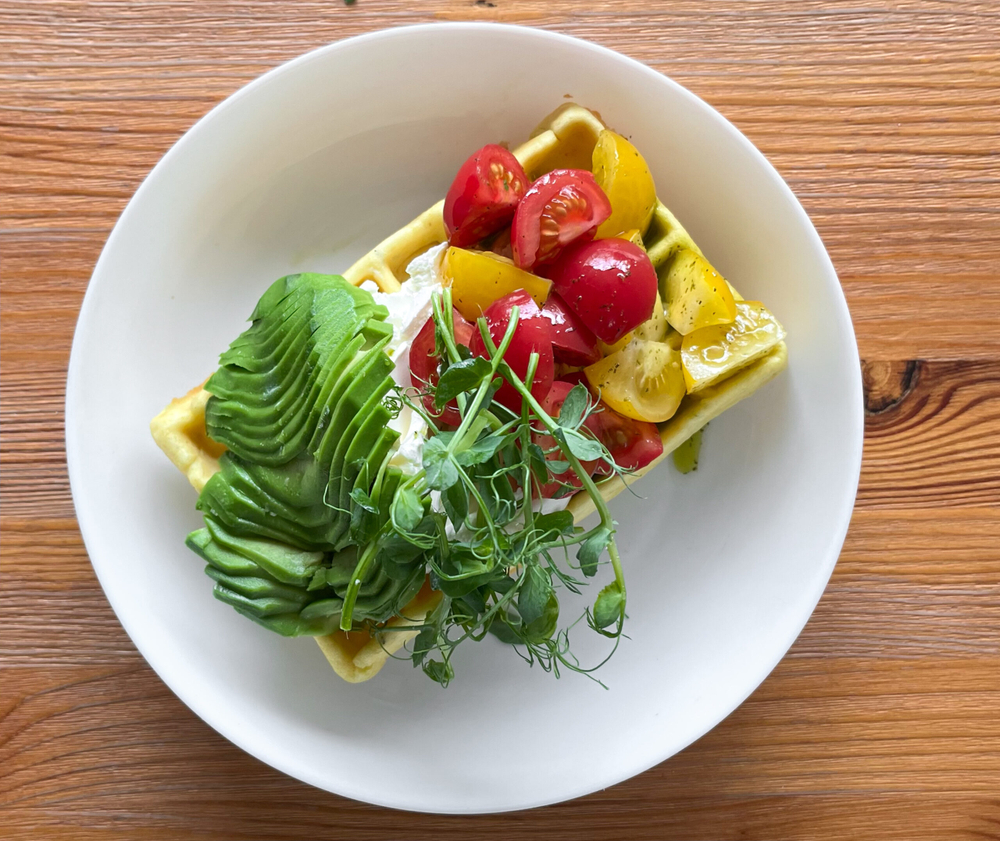 Несладкая вафля с сыром, авокадо и черри