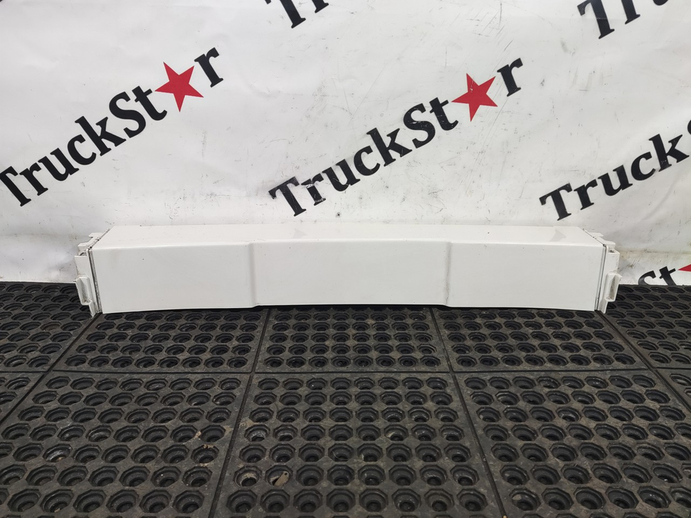 Накладка бампера верхняя средняя часть