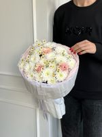 Авторский букет сборный из хризантемы, ромашки и роз