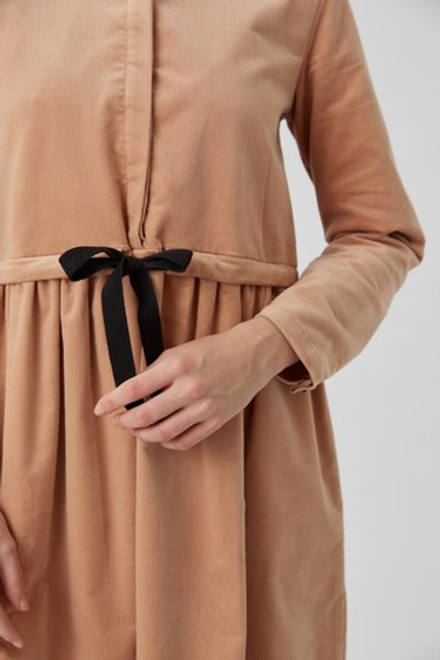 Платье на пуговицах бежевого цвета из бархата