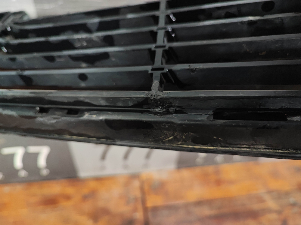 Решетка переднего бампера Mercedes C (W205) 14-18 Б/У Оригинал A2058852023