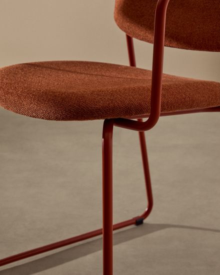 Стул Meli с подлокотниками из терракотовой шенилли с терракотовыми металлическими ножками La Forma Испания
