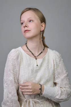 Браслет "Амора" из гематита с черным цирконом, оттенок золото