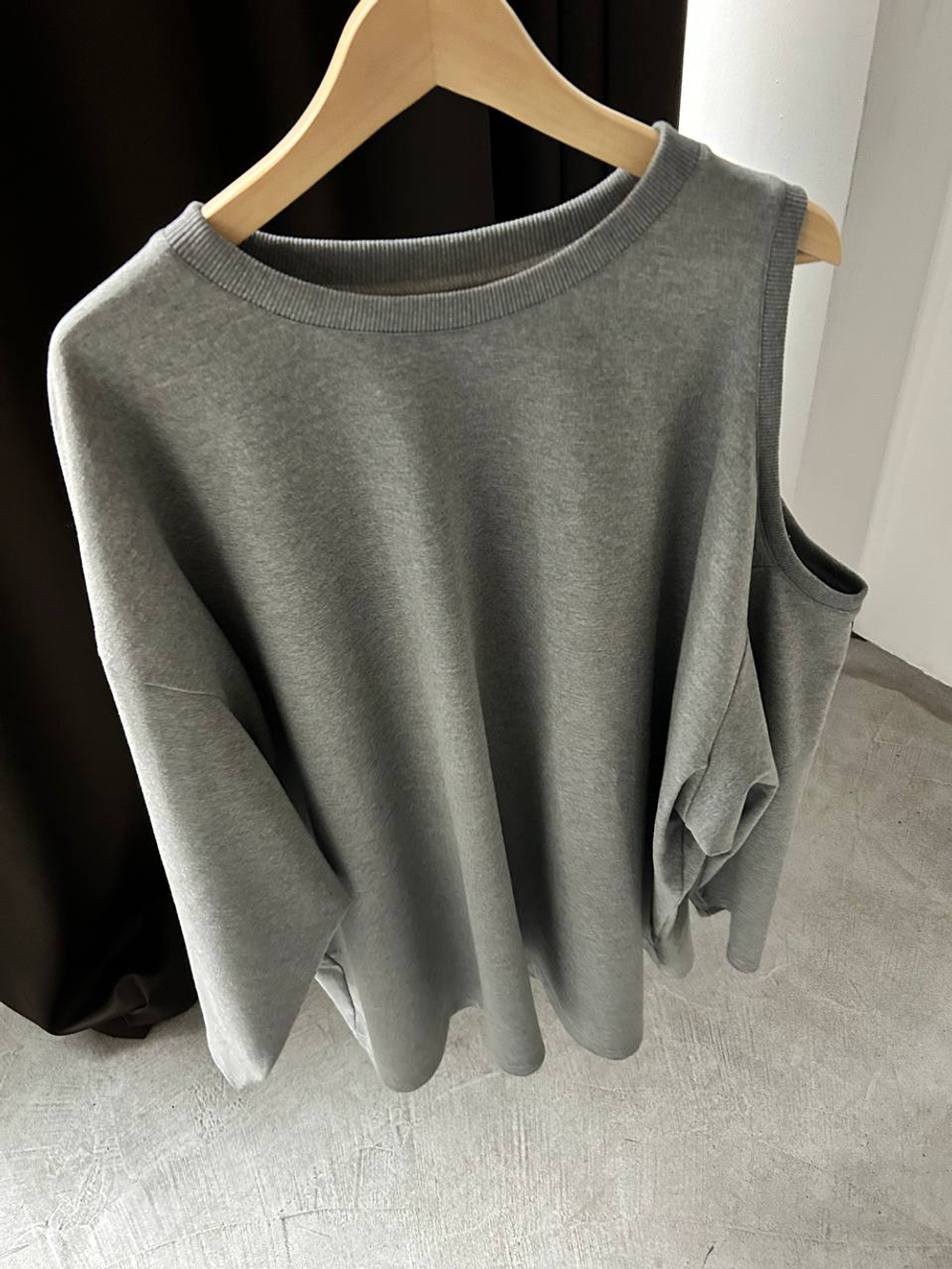 Свитшот с вырезом на плече