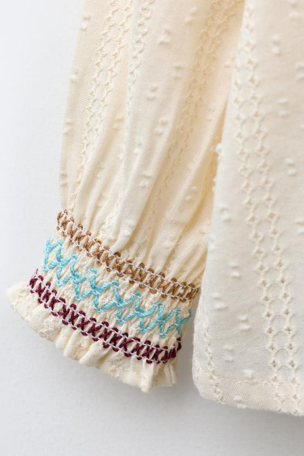 ZARA РУБАШКА ИЗ СЕТЧАТОЙ ТКАНИ В ГОРОШЕК С ВЫШИВКОЙ, ЭКРЮ