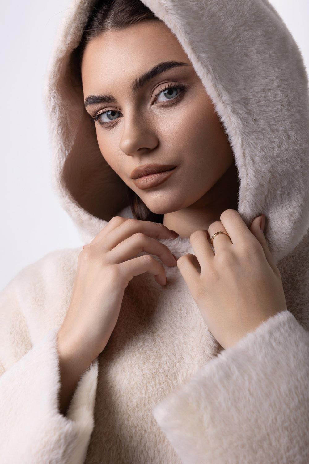 Пальто с капюшоном утепленное