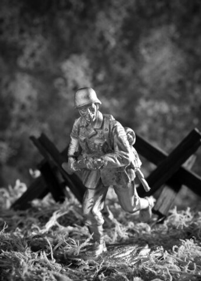 Оловянный солдатик Немецкий солдат в атаке