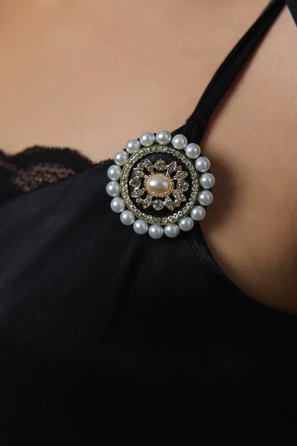 Брошь "пуговица" из натуральной черной кожи с жемчугом в середине и по краю