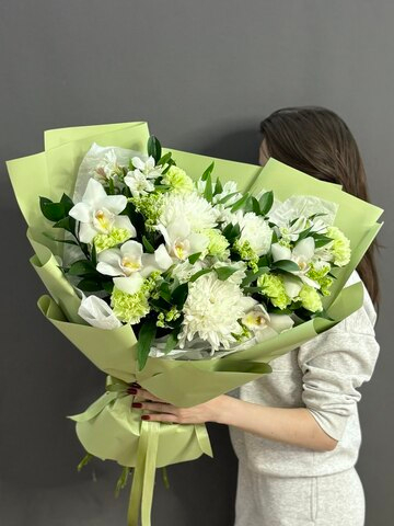 Авторский букет в зеленой гамме
